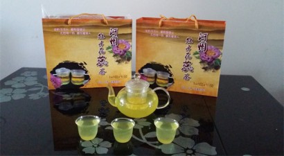 基本資料：名稱(chēng)：牡丹花蕊茶配料：紫斑牡丹花蕊凈含量：50克保質(zhì)期：24個(gè)月存儲(chǔ)條件：防潮、避光、防異味常溫保存，開(kāi)封后盡快沖泡。禁忌：孕婦、對(duì)花瓣過(guò)敏者禁用。產(chǎn)地：甘肅臨夏沖泡方法備具：準(zhǔn)備一個(gè)干凈透
